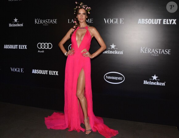 Couronne de fleurs et robe décolletée et fendue pour Alessandra Ambrosio, invitée star du Vogue Carnival Gala Ball à Saõ Paulo. Le 20 février 2014.