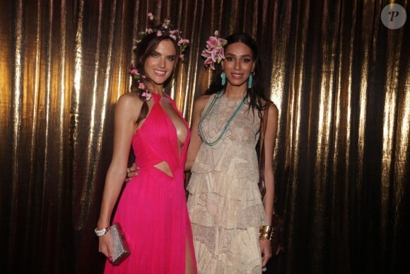 Alessandra Ambrosio et le top model transexuel Lea T (Leandro Cerezo) lors du Vogue Carnival Gala Ball à Sao Paulo, le 20 février 2014.
