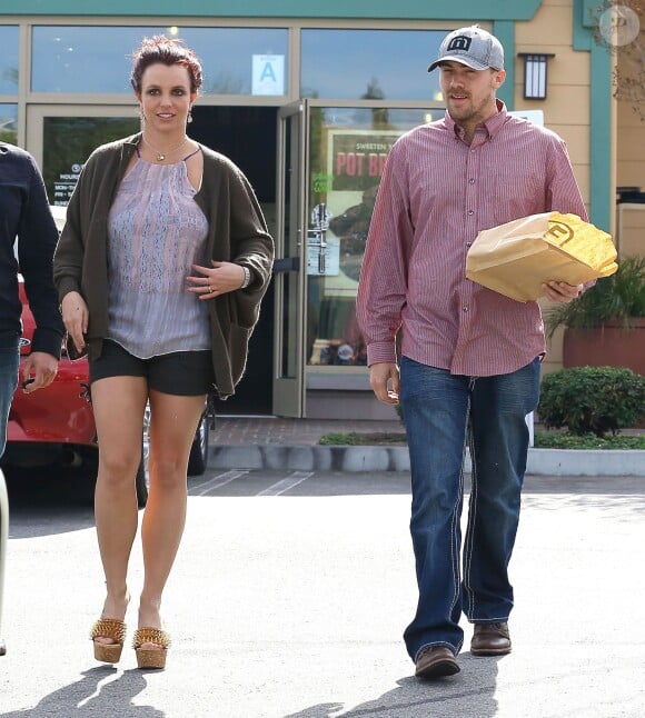 Exclusif Britney Spears est allée déjeuner au restaurant Freebirds avec son petit ami David Lucado à Agoura Hills, le 22 février 2014.