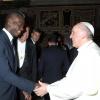 Le pape François et Mario Balotelli à l'occasion d'une rencontre entre les sélections italiennes et argentines et le chef de l'Eglise catholique le 13 août 2013 au Vatican