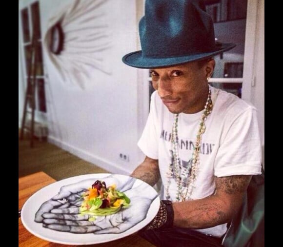 Pharrell Williams dîne chez JR une salade Alexandra concoctée par Jean Imbert, le 24 février 2014
