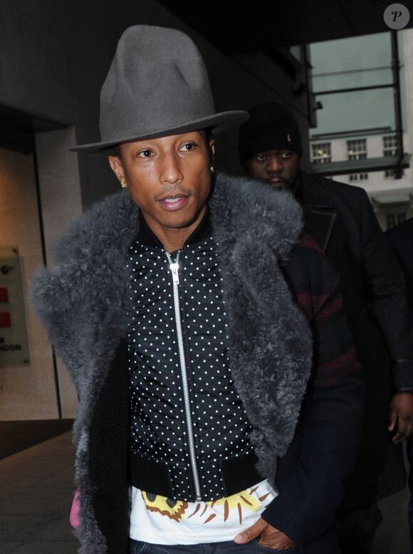 Pharrell Williams quitte les studios de la radio BBC à Londres, le 5 février 2014.
