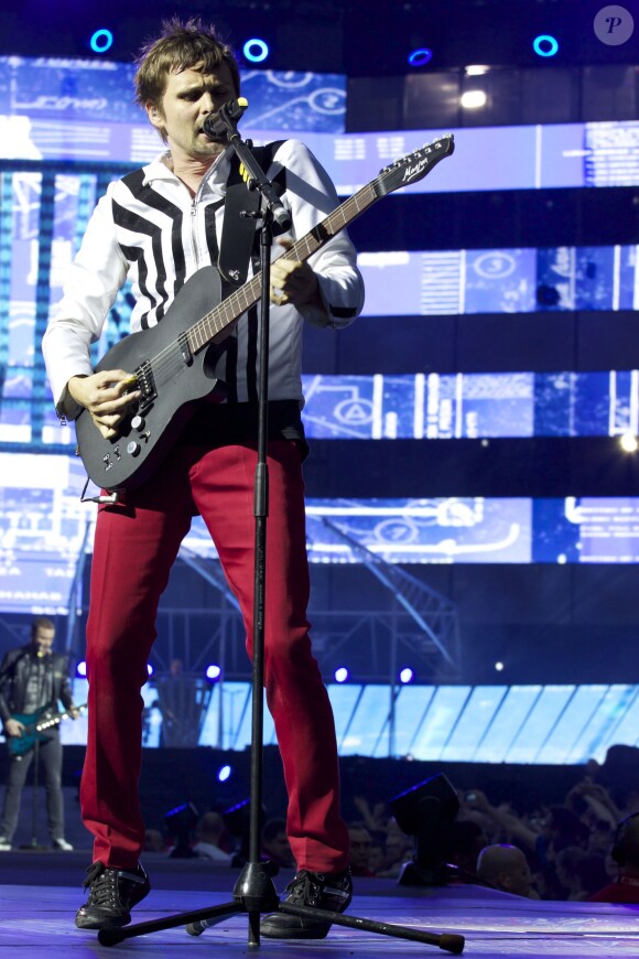 Matthew Bellamy en concert avec son groupe Muse au Stade de France le 21 juin 2013.