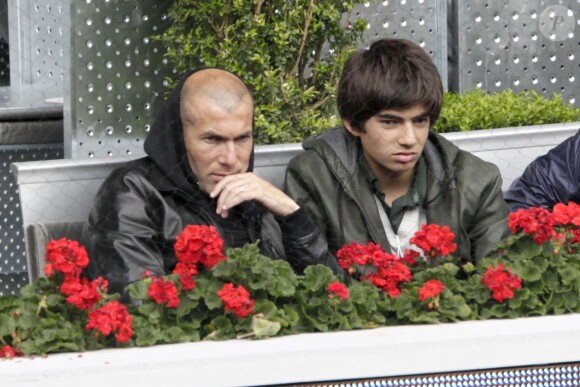 Zinedine Zidane et son fils Enzo lors du tournoi Mutua Madrilena de Madrid au Caja Magica le 12 mai 2010