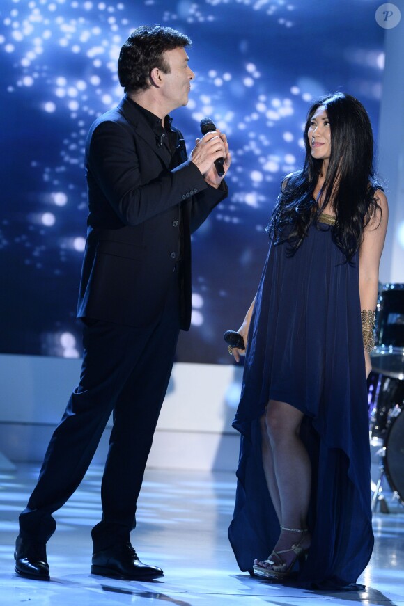 Tony Carreira et Anggun chantent leur duo La Neige au Sahara lors de l'enregistrement de l'émission Vivement dimanche du 2 mars 2014, le 26 février à Paris, consacrée au ''Johnny portugais'' et à son album Nos Fiançailles, Portugal-France.