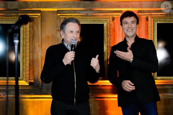 Michel Drucker au showcase pour le lancement de l'album de Tony Carreira, Nos fiancailles, France/Portugal, au No Comment à Paris, le 23 janvier 2014.