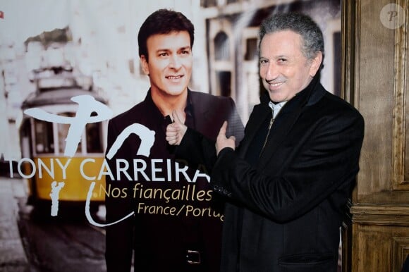 Michel Drucker. Showcase pour le lancement de l'album de Tony Carreira, Nos fiancailles, France/Portugal, au No Comment à Paris, le 23 janvier 2014.