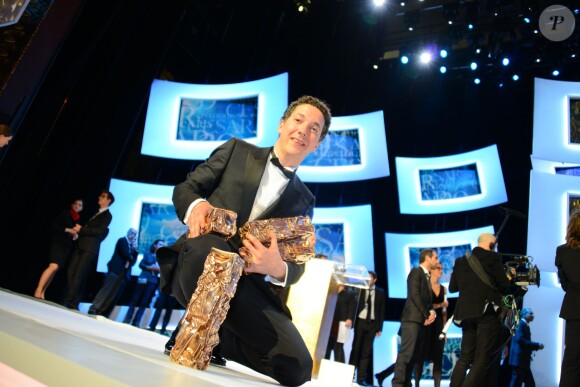 Guillaume Gallienne pose avec ses prix après la 39e cérémonie des César du Cinéma à Paris, le 28 février 2014.