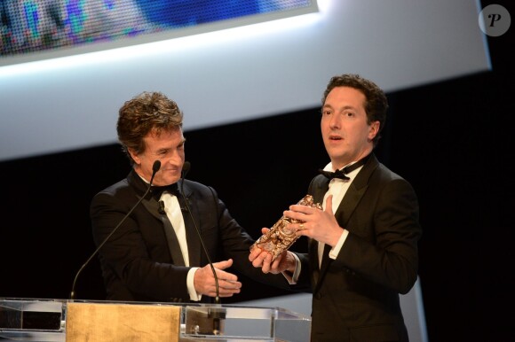 Francois Cluzet remet le prix du meilleur film au réalisateur Guillaume Gallienne à la 39e cérémonie des César du Cinéma à Paris, le 28 février 2014.