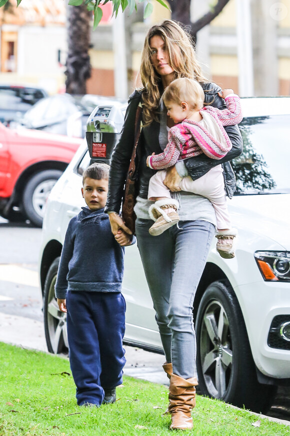 La jolie Gisele Bündchen et ses enfants Benjamin et Vivian à Santa Monica le 28 février 2014.