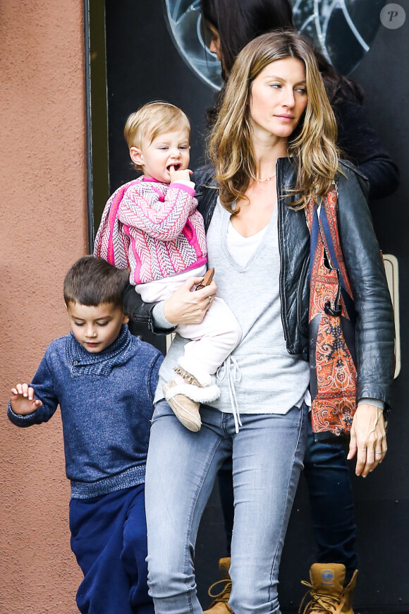 La belle Gisele Bündchen et ses enfants Benjamin et Vivian à Santa Monica le 28 février 2014.