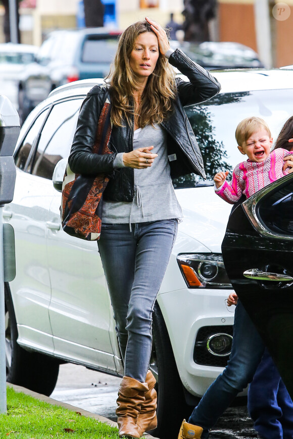 Gisele Bündchen et ses enfants Benjamin et Vivian à Santa Monica le 28 février 2014.