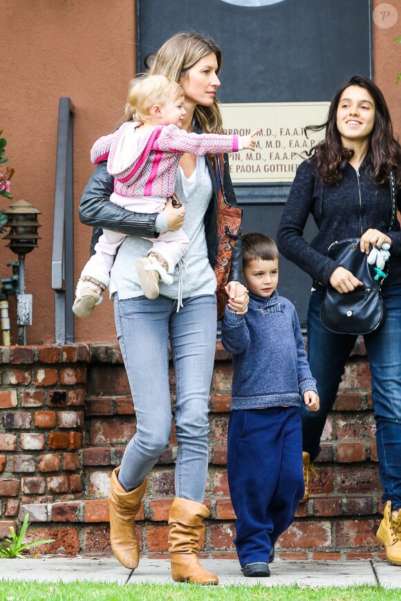 Gisele Bündchen et ses enfants Benjamin et Vivian à Santa Monica le 28 février 2014.