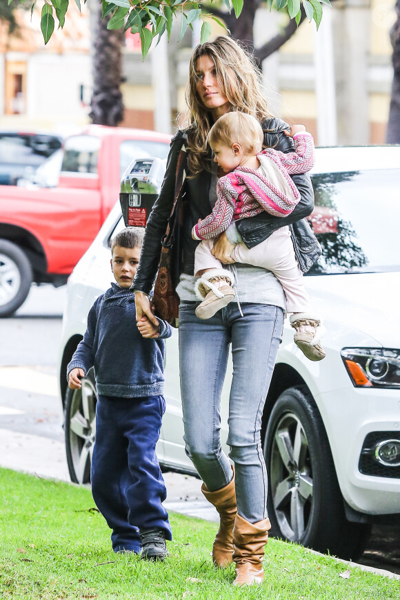 Gisele Bündchen et ses enfants Benjamin et Vivian à Santa Monica le 28 février 2014.
