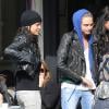 Michelle Rodriguez et Cara Delevingne quittent le restaurant L'Avenue à Paris, le 2 mars 2014.