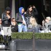 Michelle Rodriguez et Cara Delevingne quittent le restaurant L'Avenue à Paris, le 2 mars 2014.