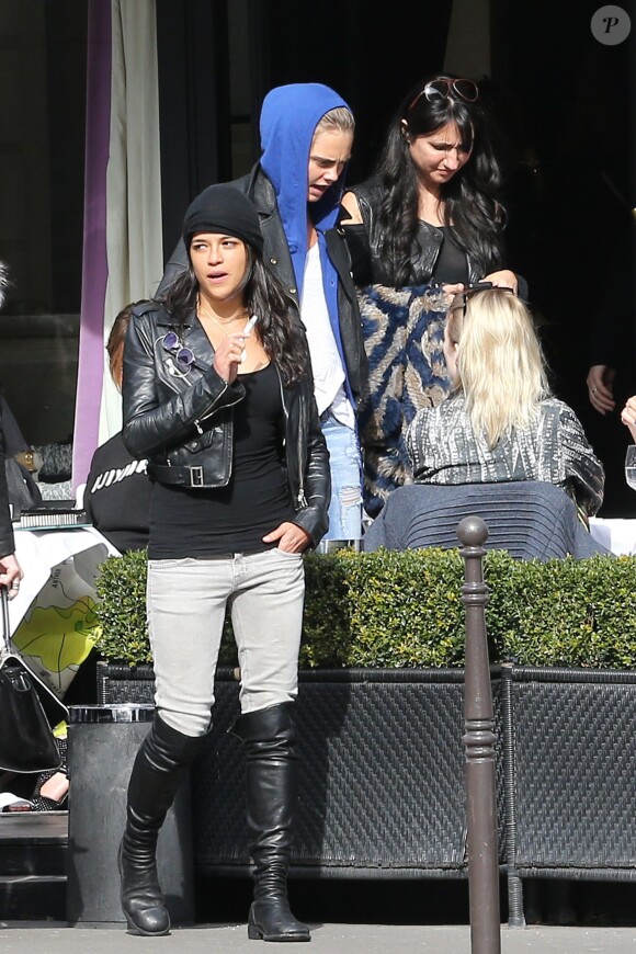 Michelle Rodriguez et Cara Delevingne, surprises au restaurant L'Avenue à Paris, le 2 mars 2014.