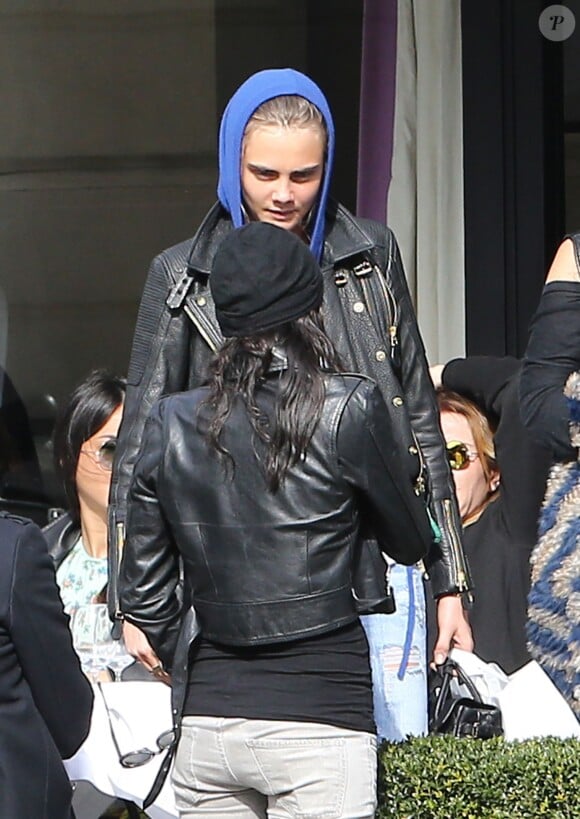 Cara Delevingne et Michelle Rodriguez (de dos), quittent le restaurant L'Avenue après un déjeuner entre filles. Paris, le 2 mars 2014.