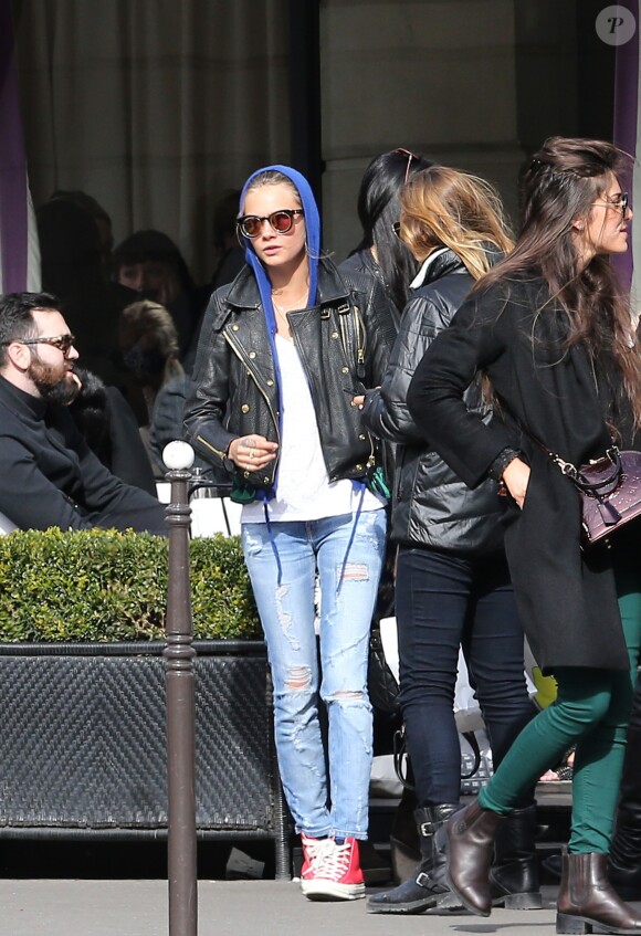 Cara Delevingne et Michelle Rodriguez quittent le restaurant L'Avenue à Paris, le 2 mars 2014.