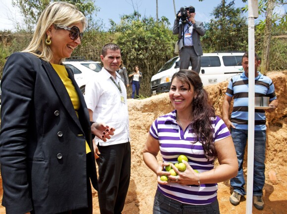 La reine Maxima des Pays-Bas visite la plantation d'agrumes de Maria Lucinda Sanabria Daza dans la ville Lebrija en Colombie le 3 mars 2014.