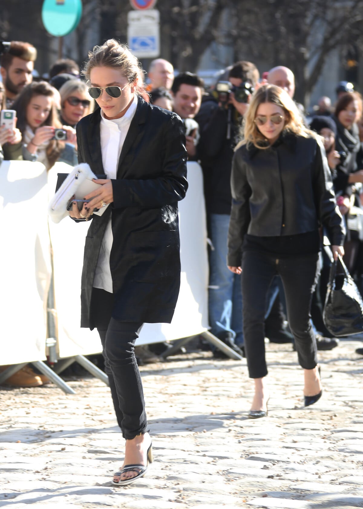 Photo Mary Kate Et Ashley Olsen Arrivent Au D fil Louis Vuitton photo-mary-kate-et-ashley-olsen-arrivent-au-d-fil-louis-vuitton