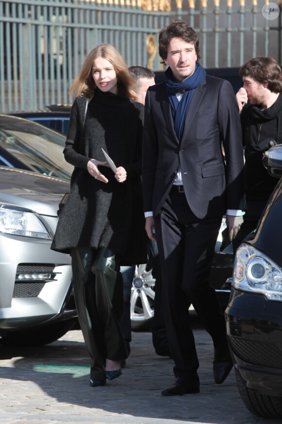 Natalia Viodanova enceinte et son compagnon au défilé Louis Vuitton à Paris, le 5 mars 2014.