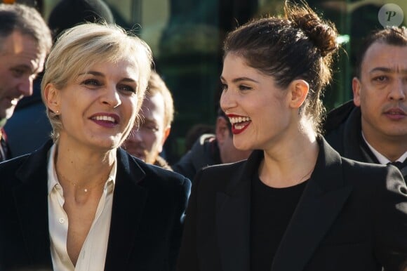 Gemma Arterton et Melita Toscan du Plantier au défilé Louis Vuitton à Paris, le 5 mars 2014.