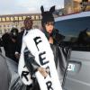 Rihanna se rend au défilé Comme Des Garçons à Paris, tout de noir et blanc vêtue avec un manteau Melitta Baumister, une écharpe en fourrure Hyein Seo et des souliers Manolo Blahnik. Le 1er mars 2014.