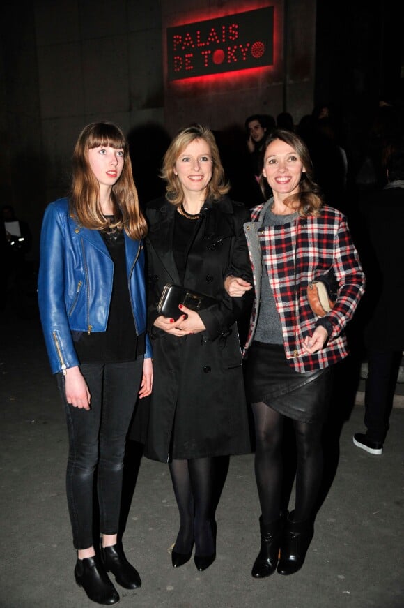 Karin Viard, entourée de sa fille Simone (à gauche) et de l'actrice Anne Marivin, de passage au Palais de Tokyo pour assister au défilé Paul & Joe. Paris, le 4 mars 2014.