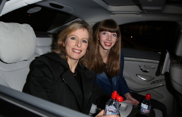 Karin Viard et sa fille Simone arrivent au Palais de Tokyo pour assister au défilé Paul & Joe. Paris, le 4 mars 2014.