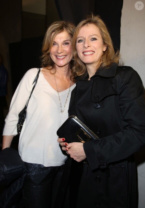 Michèle Laroque et Karin Viard dans les coulisses du défilé Paul & Joe au Palais de Tokyo. Paris, le 4 mars 2014.