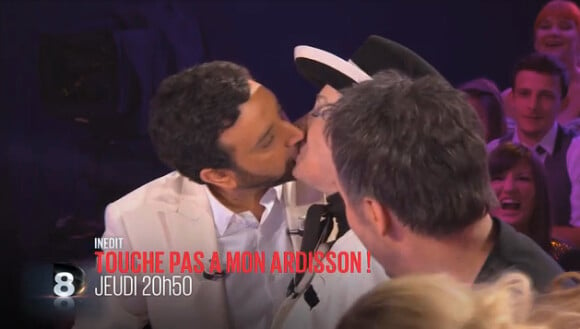 Cyril Hanouna embrasse Geneviève de Fontenay dans Touche pas à mon Ardisson, le jeudi 6 mars dès 20h50 sur D8.