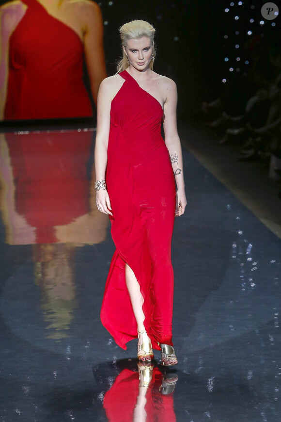 Ireland Baldwin défile lors de la soirée "Go Red For Women", dans le cadre de la fashion week à New York, le 6 février 2014.