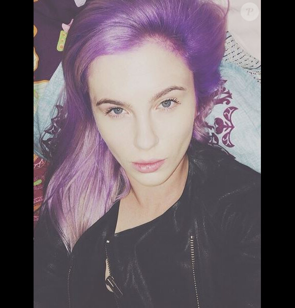 Ireland Baldwin a elle aussi cédé à la coloration violette pour ses cheveux. Mars 2014.