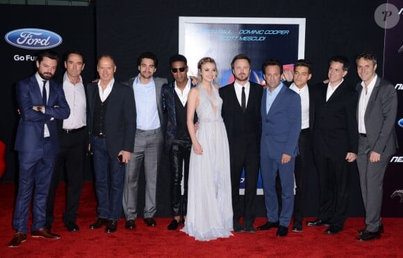 Dominic Cooper, Michael Keaton, Imogen Poots, Aaron Paul et Scott Waugh avec l'équipe du film à la première de Need For Speed au TCL Chinese Theatre de Los Angeles, le 6 mars 2014.