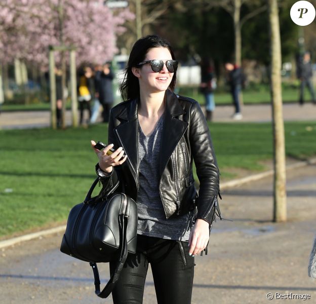 Kendall Jenner est allée visiter la tour Eiffel, à l'occasion de son passage à Paris pour la Fashion Week. Le 27 février 2014.