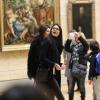 Kendall Jenner en visite musée du Louvre à Paris avec une amie, le 1er mars 2014.