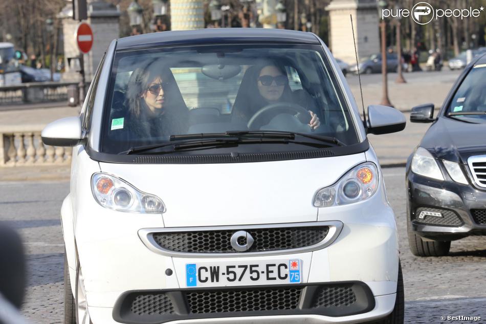Pour se déplacer dans Paris, Kendall Jenner a loué une Smart. Le 1er mars 2014.