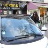 Pour se déplacer dans Paris, Kendall Jenner a loué une Smart. Le 1er mars 2014.
