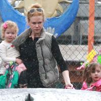 Nicole Kidman et ses fillettes sous la pluie... Son glamour en prend un coup