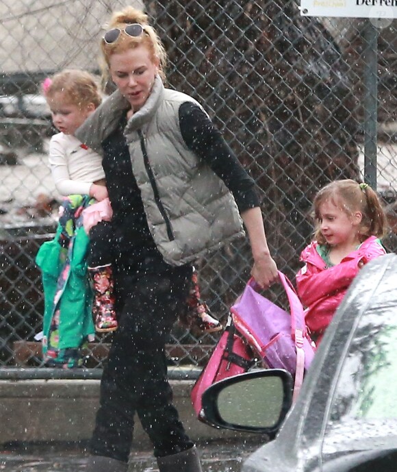 Exclusif - Nicole Kidman, sous la pluie, avec ses deux filles à Los Angeles, le 28 février 2014.