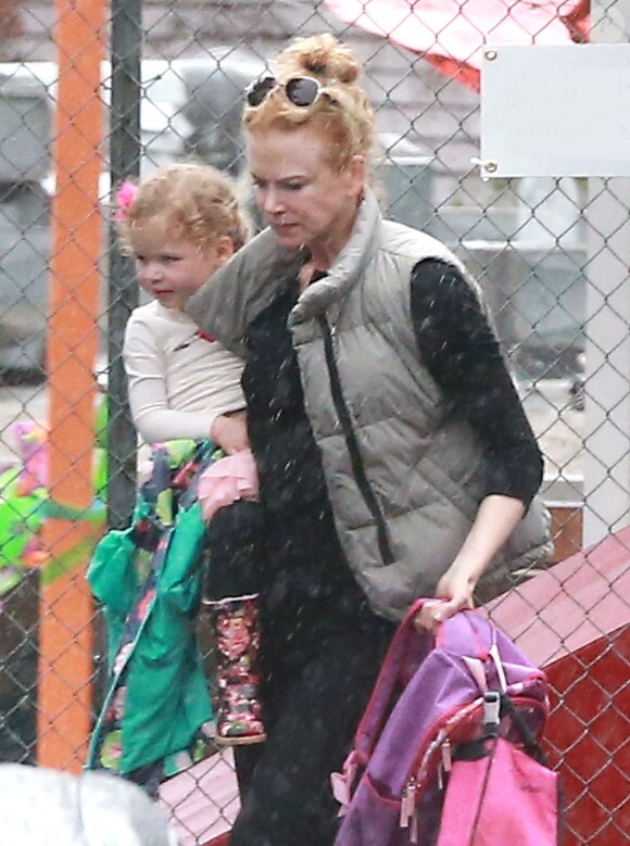 Exclusif - Sous une pluie battante, Nicole Kidman avec ses deux filles, Faith et Sunday Rose, à Los Angeles, le 28 février 2014.
