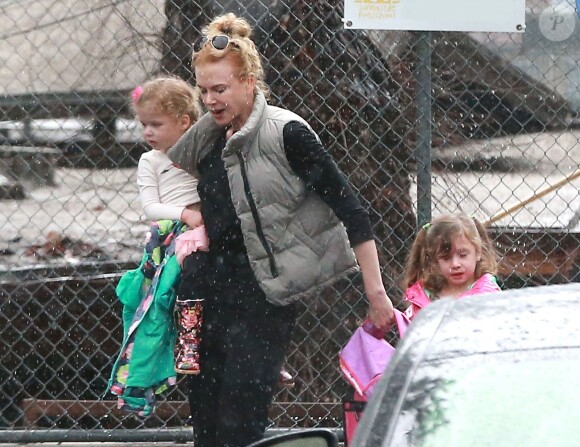 Exclusif - Nicole Kidman, sous la pluie, avec Faith et Sunday Rose, à Los Angeles, le 28 février 2014.