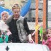 Exclusif - Nicole Kidman, sous la pluie, avec ses deux filles, Faith et Sunday Rose, à Los Angeles, le 28 février 2014.