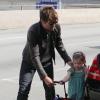 Keith Urban et ses filles Faith et Sunday quittent l'aéroport de LAX à Los Angeles, le 8 mars 2014.