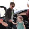 Keith Urban et ses filles Faith et Sunday quittent l'aéroport de LAX à Los Angeles, le 8 mars 2014.