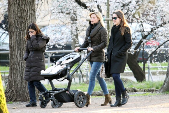 La divine Michelle Hunziker, ses filles Sole et Aurora, en promenade dans un parc de Milan le 5 mars 2014.