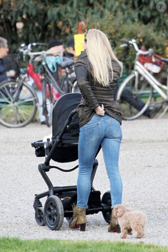 La très belle Michelle Hunziker, ses filles Sole et Aurora, en promenade dans un parc de Milan le 5 mars 2014.