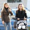Michelle Hunziker, ses filles Sole et Aurora, en promenade dans un parc de Milan le 5 mars 2014.