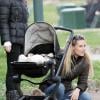Michelle Hunziker, ses filles Sole et Aurora, en promenade dans un parc de Milan le 5 mars 2014.